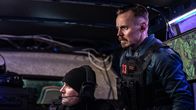 Operation Omerta – Sicherheitspolizist Max Tanner (Jasper Pääkkönen, r.) verfolgt die Spur der Terroristen, die mittlerweile den Präsidentenpalast verlassen haben.