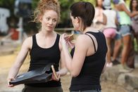 Death in Paradise – Das Lichtdouble Thea (Phoebe Thomas, l.) und die Schauspielerin Lexi (Michelle Ryan, r.) waren enge Freundinnen. Es war ihnen wichtig aufeinander aufzupassen, doch trotzdem kam Thea zu Tode. Durch Lexi erfahren die Ermittler, dass Thea schon einmal mit dem Gesetz in Konflikt geraten war.