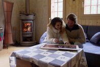 Signes – Signes Wenn die Liebe in die Berge führt Ana und Fabien mit Erinnerungsfotos an ihre Hochzeit