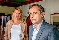 SOKO Kitzbühel – Richard Krimmler (Harald Schrott) wird dazu gezwungen, den Code für den Safe preiszugeben. Er kann sich schließlich befreien und erschießt einen der Räuber in Notwehr. Karin Krimmler (Doris Hindinger) versucht nach den Geschehnissen, ihre Familie zusammenzuhalten.