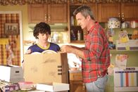 The Middle – (v.li.) Charlie McDermott (Axl Heck), Neil Flynn (Mike Heck).