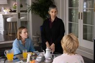 Hacks – Josefina (Rose Abdoo, M.) und Ava (Hannah Einbinder, l.) setzen am Frühstückstisch alles daran, Deborah (Jean Smart, r.) vor einer bitteren Wahrheit zu schützen – doch wie lange wird das gutgehen?