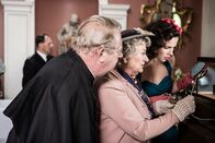 Father Brown – Mrs McCarthy (Sorcha Cusack, M.), Father Brown (Mark Williams, l.) und Bunty (Emer Kenny, r.) bewundern die detailgetreue Darstellung der Morde in den Dioramen. Noch ahnen sie nicht, dass es bald zu einem weiteren Mord kommen wird.