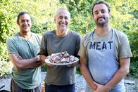 Michel Roux - Auf den Spuren verborgener Restaurants – Michel Roux jr. (mi.) zu Besuch im Restaurant „Caprito“.