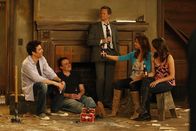 How I Met Your Mother – Teds Mutter Virginia heiratet zum zweiten Mal. Als Ted (Josh Radnor, l.) mit seinen Freunden auf der Hochzeitsfeier ist, geht ihm die Hochzeitsgesellschaft ziemlich auf die Nerven. Ihm wird klar, dass er seinem eigenen Leben ohne Ehefrau und Familie hinterherhängt. Drei Tage später präsentiert er Marshall (Jason Segel, 2.v.l.), Barney (Neil Patrick Harris, M.), Lily (Alyson Hannigan, 2.v.r.) und Robin (Cobie Smulders, r.) seinen neuesten Erwerb: ein eigenes Haus ...