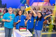 1, 2 oder 3 – Das blaue Rateteam aus München/Deutschland hat Grund zum Feiern: Sie dürfen den begehrten Piet-Flosse-Pokal in die Höhe strecken!