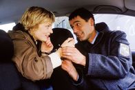 Hinter Gittern - Der Frauenknast – Schließer Hendrik (Ulrich Drewes) bringt Mareike (Sanna Englund) zu einer Vernehmung. Die zweite Wache Kittler hat er freigestellt, um mit ihr alleine sein zu können.