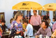 Im Schatten der Gipfel – Sonja Brandner (Karin Thaler) lädt den sympathischen Touristen (Max Volkert Martens) zum Sommerfest ein.