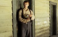 Classix - Filmklassiker im BR: Unterwegs nach Cold Mountain – W. P. Inman (Jude Law) erhält von Ada ein Geschenk - ein Buch und ein Foto von ihr. Im Krieg wird er all seine Hoffnung daran klammern.