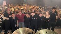 Tobis Städtetrip – Tobi Kämmerer (rotes T-Shirt) im Gibson mit der Urban Club Band auf der Bühne.