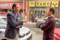 Brooklyn Nine-Nine – Jimmy Smits (Victor Santiago), Andy Samberg (Jake Peralta).