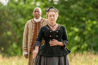 Outlander - Die Highland-Saga – Colin McFarlane (Ulysses), Maria Doyle Kennedy (Jocasta Cameron).