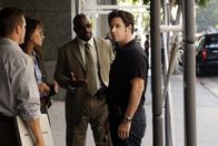 Numb3rs - Die Logik des Verbrechens – Auf der Jagd nach einer Gruppe von Kidnappern: Colby (Dylan Bruno, l.), Nikki Betancourt (Sophina Brown, 2.v.l.), David (Alimi Ballard, 2.v.r.) und Don (Rob Morrow, r.) ...