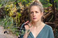 Endlich Gardasee! – Eva (Julia Nachtmann) traut ihren Augen nicht, als sie ihren Freund Johannes und ihren Schwarm Tobias entdeckt.