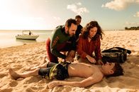 Die Inselärztin – Filipa (Anja Knauer) leistet erste Hilfe bei dem Teenager Oliver (Philip Noah Schwarz). Sein Vater Robert (Adnan Maral) ist besorgt.