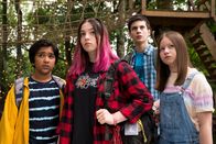 Silverpoint – Im Feriencamp Silverpoint sind Meg (Katy Byrne), Kaz (Maiya Silveston), Louis (Oliver Cunliffe) und Glen (Krish Misra, v. l.n.r.) in eine Gruppe eingeteilt worden. Zunächst fällt es ihnen nicht leicht, sich als Team zusammenzuraufen.
