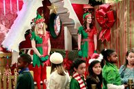 2 Broke Girls – Um zusätzliches Geld zu verdienen, verkleidet sich Caroline (Beth Behrs, l.) als Weihnachtselfe, um Kinder in einem Kaufhaus zu beschenken. Das sonst so feiertagsbegeisterte Mädchen muss die Arbeit allerdings mit einer so anstrengenden Kollegin verrichten, dass ihr der Spaß schnell vergeht ...
