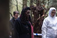 Ellis – Harper (Andrew Gower, l.) und Ellis (Sharon D Clarke, M.) stehen mit der Gerichtsmedizinerin CSI Christine Bennett (Kirsten Foster, r.) am Leichenfundort, einem Waldstück.