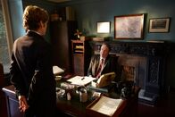 Der junge Inspektor Morse – DI Fred Thursday (Roger Allam, r.) ist froh, dass Endeavour Morse (Shaun Evans ,l.) nach dessen Schussverletzung wieder seinen Dienst antritt.