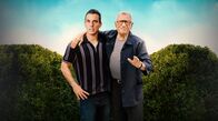 ARD SommerKino: Und dann kam Dad – Plakat - Der pensionierte Friseur Salvo (Robert De Niro, re.) ist empört, dass sein einziger Sohn Sebastian (Sebastian Maniscalco, li.) ihn an seinem liebsten Feiertag alleine lässt, um mit der Familie seiner Freundin zu feiern.