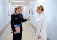 Rote Rosen – ARD ROTE ROSEN FOLGE 1749 Uhr im ERSTEN. Britta (Jelena Mitschke, r.) befürchtet, einen Patienten durch einen Behandlungsfehler getötet zu haben. Sie macht sich heftige Vorwürfe, wegen ihres Streits mit Ben unprofessionell gehandelt zu haben. Auch Yvonne (Marlene Marlow, l.) kann sie nicht davon abbringen, ihren Arbeitsplatz zu räumen.