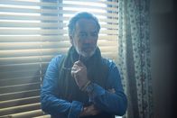 neoriginal: Generation Z – Morgan (Robert Lindsay) hat den Virusausbruch in Dambury bereits frühzeitig als Kampstoff-Unfall eingestuft. Es stellt sich heraus, dass er damit richtig lag.