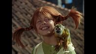 Pippi Langstrumpf – Pippi Langstrumpf (Inger Nilsson) und ihr Äffchen "Herr Nilsson" sind auf dem Weg in die Villa Kunterbunt.