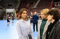 SOKO Stuttgart – Ein ehemaliger Handball-Star wird ermordet und Martina Seiffert (Astrid M. Fünderich, M.) ermittelt mit ihrer Kollegin Nele Becker (Nina Siewert, r.) im direkten Vereinsumfeld. Annika Brett (Susan Hoecke, l.), die Pressesprecherin des Vereins, versucht dies freundlich zu unterbinden, um den Spielbetrieb nicht zu stören.