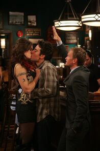 How I Met Your Mother – Ted (Josh Radnor, M.) kann es nicht fassen, dass Robin einen neuen Freund hat. Um nicht als Verlierer dazustehen, geht er mit Barney (Neil Patrick Harris, r.) auf Frauensuche und gerät dabei an die Punkerin Amy (Mandy Moore, l.) ...