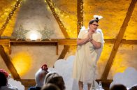 Comedy Scheune – Weihnachtsengel Elsbeth (Birgit Pfeiffer) verkündet die – mehr oder weniger – frohe Botschaft.