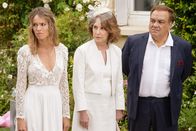 Alibi.com 2 – Aus der Traum von der Hochzeit mit Flo (Élodie Fontan, l.). Sie und ihre Eltern Marlčne (Nathalie Baye, M.) und Gérard (Didier Bourdon, r.) sind schockiert über das Chaos, das Greg angerichtet hat.
