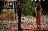 Praxis mit Meerblick – Richard (Stephan Kampwirth) macht Joanna (Anja Antonowicz) einen Heiratsantrag.