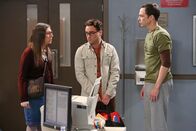 The Big Bang Theory – Leonard (Johnny Galecki, M.) und Amy (Mayim Bialik, l.) machen sich auf den Weg nach Arizona, um einen gestrandeten und ausgeraubten Sheldon (Jim Parsons, r.) abzuholen, während Penny ein Vorstellungsgespräch hat ...