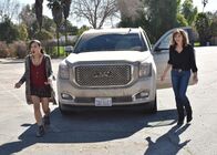 The Last Man on Earth – Als Erica (Cleopatra Coleman, l.) und Gail (Mary Steenburgen, r.) in Tucson ankommen, glauben sie, mit Phil den einzigen weiteren Überlebenden gefunden zu haben - und Phil lässt sie gerne in dem Glauben ...