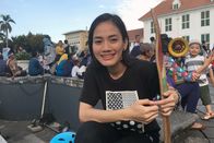 Magic Cities – Die Menschen in Jakarta werden immer moderner: Die Stylistin Arun Kayadi liebt es, mit ihrem Longboard durch die Altstadt zu fahren.