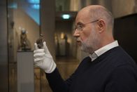 Terra X Harald Lesch – Harald Lesch erfährt im Staatlichen Museum Ägyptischer Kunst, München, viel Erstaunliches zur ersten Annäherung von Mensch und Katze. Diese Beziehung war von Anfang an eine Win-Win-Situation.