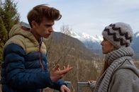 Die Bergretter – Als Jana (Nadine Kösters) Simon (Oskar Belton) erzählt, dass David von ihrer Schwangerschaft weiß, macht er sich große Sorgen um seinen Bruder.