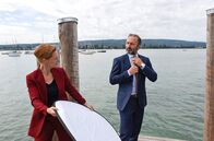 WaPo Bodensee – Der Politiker Götz Eberlein (Robert Schupp, r.) mit seiner persönlichen Assistentin Astrid Garber (Isabella Bartdorff, l.) bei einem Fototermin für seinen Landtagswahlkampf.