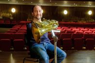einfach Mensch – Felix Klieser ist ein musikalisches Talent am Horn. Der gefeierte Musiker spielt sein Instrument ohne seine Hände mit den Füßen.