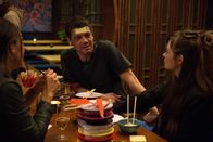 Safe – Tom (Carlo Ljubek, M.), seine Tochter Hanna (Ella Lee, r.) und Katinka (Judith Bohle, l.) verbringen einen fröhlichen Abend in einem japanischen Restaurant miteinander.