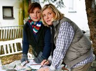 Aber jetzt erst recht – Kathi (Jutta Speidel, rechts) und ihre Kollegin Emma (Bettina Redlich) schmieden eifrig Zukunftspläne.
