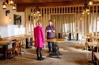 Sturm der Liebe – Luis (Michael Baral, hinten) zeigt Greta (Laura Osswald, vorne) sein neues Restaurant und hat ein unerwartetes Problem.