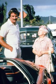 Magnum – Magnum (Tom Selleck, l.) ist in einen Unfall mit einer älteren Dame (Georgia Schmidt, r.) verwickelt ...