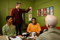 Community – Wird Jeff (Joel McHale, 2.v.l.) es schaffen, Abed (Danny Pudi, l.) und Troy (Donald Glover, 2.v.r.) mit Hilfe von Dekan Pelton (Jim Rash, r.) zur Vernunft zu bringen?; Wird Jeff (Joel McHale, 2.v.l.) es schaffen, Abed (Danny Pudi, l.) und Troy (Donald Glover, 2.v.r.) mit Hilfe von Dekan Pelton (Jim Rash, r.) zur Vernunft zu bringen?