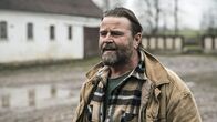 Die Erbschaft – Jensen (Peter Gantzler) stattet Grønnegaard einen Besuch ab.