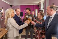 Heldt – Staatsanwältin Ellen Bannenberg (Janine Kunze, l.), Kommissar Heldt (Kai Schumann, M.), Dr. Holle (Angelika Bartsch, 2.v.r.) und Hauptkommissar Grün (Timo Dierkes, r.) stoßen auf die Beförderung von Mario Korthals (Steffen Will, 2.v.l.) zum Polizeiobermeister an.