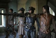 Die Musketiere – ITALIA 1 - 1A TV NELLA FOTO, DA SINISTRA: HOWARD CHARLES (PORTHOS), SANTIAGO CABRERA (ARAMIS), TOM BURKE (ATHOS) E LUKE PASQUALINO (D'ARTAGNAN)