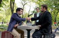 Rematch – Garry (Christian Cooke, li.) bietet Paul (Tom Austen, re.) die Chance auf ein Rematch ihrer Partie aus dem Jahr 1994. PC (Orion Lee, Mi.) beobachtet das Spiel.