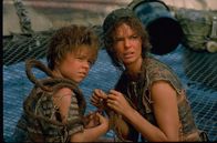Waterworld – Enola (Tina Majorino, l.) und Helen (Jeanne Tripplehorn) begeben sich auf die Suche nach dem geheimnisvollen "Dryland".
