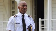 Death in Paradise – Dwayne Myers (Danny John-Jules) auf dem Weg zur Beerdigung seines Freundes. Ein schwerer Gang für ihn.